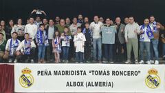 Tomás Roncero, con la peña madridista que lleva su nombre en Albox (Almería).