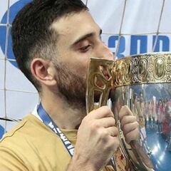 Raúl Gómez triunfa en el Partido Comunista y piensa en la Champions: "Tenemos ganas"