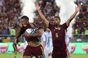 AMDEP8584. MATURÍN (VENEZUELA), 10/10/2024.- Salomón Rondón (i) de Venezuela celebra su gol este jueves, en un partido de las eliminatorias sudamericanas para el Mundial de 2026 entre Venezuela y Argentina en el estadio Monumental de Maturín (Venezuela). EFE/ Ronald Peña R.
