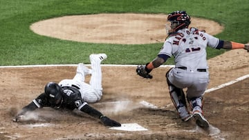 Chicago (United States), 10/10/2021.- Chicago White Sox center fielder Luis Robert (L) scores behind Houston Astros catcher Martin Maldonado (R) on a base hit by Chicago White Sox catcher Yasmani Grandal in the fourth inning of game three of the Major Lea