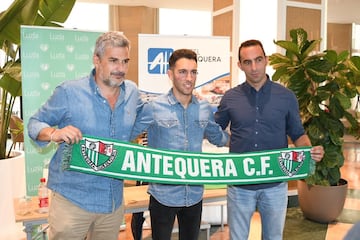 Ángel Gonzñalez (presidente), Javi Medina (entrenador) y Alberto Aguilar, director deportivo,.