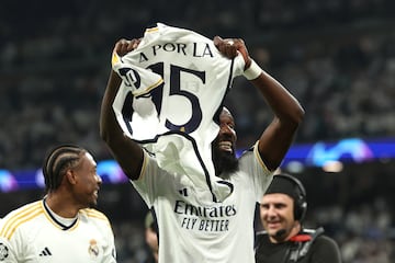 Los jugadores del conjunto blanco celebran la remontada y la clasificación para la final de la Champions League.  En la imagen, Antonio Rüdiger con la camiseta de la decimoqiunta.