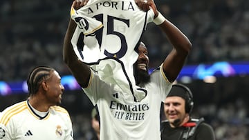 Los jugadores del conjunto blanco celebran la remontada y la clasificación para la final de la Champions League. En la imagen, Antonio Rüdiger con la camiseta de la decimoqiunta.