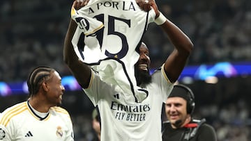 Los jugadores del conjunto blanco celebran la remontada y la clasificación para la final de la Champions League.  En la imagen, Antonio Rüdiger con la camiseta de la decimoqiunta.