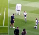 El West Brom estrena mascota y es... ¡una caldera!: ojo al baile para provocar a los rivales