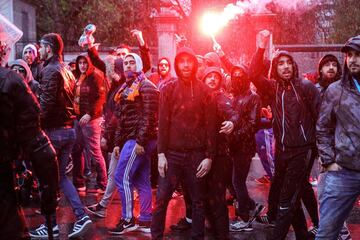 Ultras del Olympique de Marsella en las inmediaciones del estadio de San Mamés.