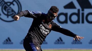 Mariano enseña la máscara que le permitirá jugar con la fractura