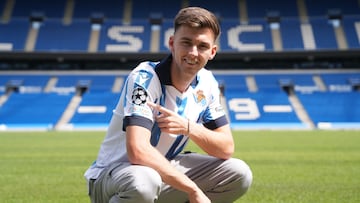 Tierney señala el logo de Champions en la camiseta de la Real.