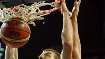 MATE. Vázquez machaca el aro ante el griego Nikos Zisis