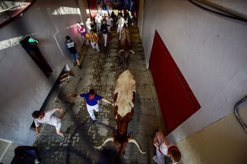 Este 7 de julio ser¨¢n los toros de la ganader¨ªa N¨²?ez del Cuvillo los que recorran las calles de la capital navarra. De esta forma comienza as¨ª el primero de los ocho encierros de las fiestas.