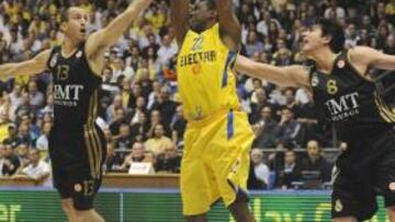 <b>SUPERADOS EN DEFENSA. </b>Sergio Rodríguez y Carlos Suárez pelean un balón con Keith Langford, gran anotador, pero que tuvo una presencia testimonial ayer.