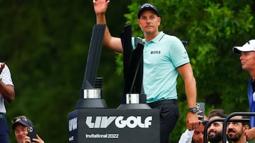 El golfista sueco Henrik Stenson comes celebra su victoria en el LIV Golf Invitational Series Bedminster en el Trump National Golf Club de Bedminster, New Jersey.