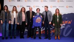 El alcalde de Madrid, José Luis Martínez-Almeida (c) junto con los presidentes de la Agrupación Deportiva San Silvestre, Antonio (4i) y Patricia Sabugueiro (3i) presentan la San Silvestre Vallecana este martes durante un acto celebrado en la Casa América.