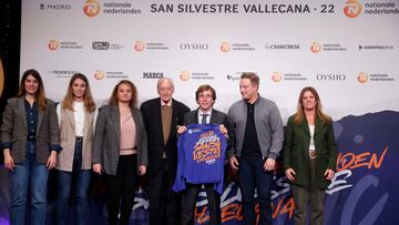 El alcalde de Madrid, Jos¨¦ Luis Mart¨ªnez-Almeida (c) junto con los presidentes de la Agrupaci¨®n Deportiva San Silvestre, Antonio (4i) y Patricia Sabugueiro (3i) presentan la San Silvestre Vallecana este martes durante un acto celebrado en la Casa Am¨¦rica.