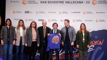 El alcalde de Madrid, José Luis Martínez-Almeida (c) junto con los presidentes de la Agrupación Deportiva San Silvestre, Antonio (4i) y Patricia Sabugueiro (3i) presentan la San Silvestre Vallecana este martes durante un acto celebrado en la Casa América.