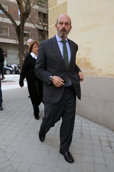 El presidente del Senado, Pedro Rollán, asiste a la capilla ardiente por Fernando Ónega situada en la Casa de Galicia de Madrid.