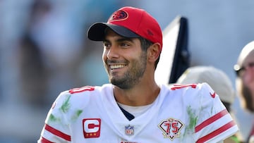 El quarterback Jimmy Garoppolo modificó su contrato para quedarse con los Niners en 2022 y dejar San Francisco al finalizar la temporada.