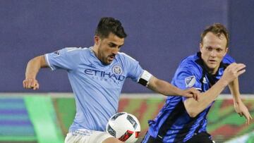 David Villa domina el bal&oacute;n, junto a &eacute;l  Wandrille Lefevre del Impact de Montreal.