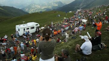 Los ciclistas ascienden el Col du Tourmalet durante la 16ª etapa del Tour de Francia 2010.