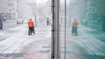 Una calle de Vitoria-Gasteiz cubierta de nieve, a 18 de enero de 2023, en Vitoria-Gasteiz, Álava, País Vasco (España). La ciudad de Vitoria ha amanecido cubierto de un manto blanco de nieve después de que bajara la cota de nieve a los 200 metros. La nieve y el hielo han provocado problemas en las carreteras alavesas y se han cerrado puertos.
18 ENERO 2023;NIEVE;VITORIA;VITORIA-GASTEIZ;TEMPORAL;FRIO;INVIERNO;NEVADA
Iñaki Berasaluce / Europa Press
18/01/2023