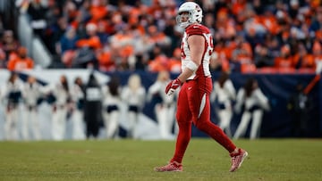 El defensa de los Arizona Cardinals J.J. Watt (99) camina hacia la línea de banda en el cuarto cuarto contra los Denver Broncos en el Empower Field at Mile High.