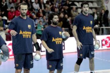 Los jugadores del Barcelona de Balonmano con una camiseta dando ánimos a Tito tras su última recaída en diciembre del 2012.