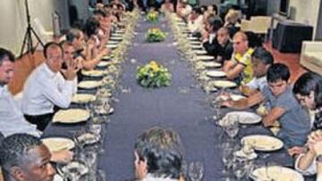 <b>TODOS EN UNA MESA. </b>La cena no se celebró esta vez en grupos y todos compartieron la misma mesa.