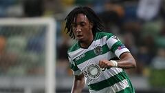 Gelson controla un bal&oacute;n durante un partido del Sporting.