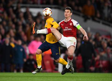 1-1. Antoine Griezmann y Laurent Koscielny en la jugada que el francés del atlético marcó el gol del empate.