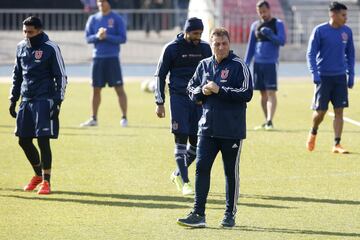 Hinchas de Universidad de Chile realizan el tradicional Banderazo previo al Superclásico. En la fotografía el entrenador Frank Darío Kudelka, Gonzalo Jara y Jean Beausejour.