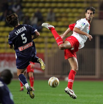 En 2005 firmó por el Monaco de la Ligue 1, a donde llegó como agente libre y permaneció hasta junio de 2007.