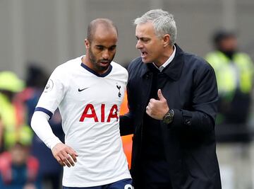 Mourinho chats to Lucas Moura