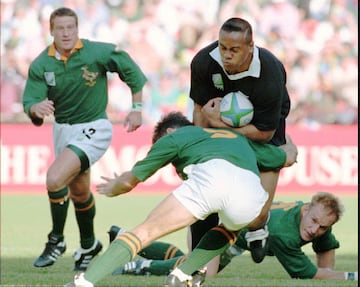 El All Black Jonah Lomu impacta contra Hannie Strydom, tras dejar por los suelos a François Pienaar, en la final del Mundial de 1995. 