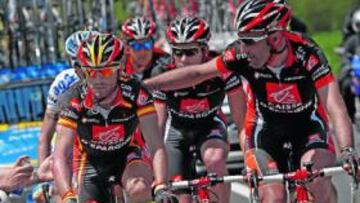 <b>ARROPADO. </b>Tras su caída, Alejandro Valverde tuvo que ser atendido por el médico de la carrera y escoltado hasta el pelotón por sus compañeros del Caisse d'Epargne.