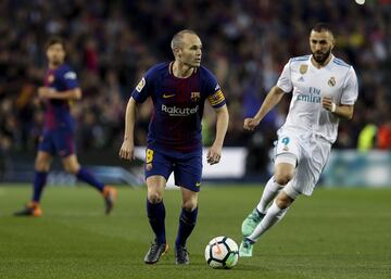 Andrés Iniesta es el primer jugador azulgrana que aparece en esta lista. El jugador manchego ganó 16 de sus 38 encuentros al Real Madrid entre todas las competiciones. Empató diez y perdió 12 en sus 38 enfrentamientos con los madridistas.