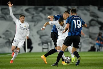 Benzema entre Djimsiti y Toloi.