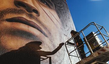El artista callejero napolitano Jorit Agoch ha creado su nuevo mural en Quarto, un municipio italiano localizado en la Ciudad metropolitana de Nápoles, en el que se puede ver el rostro del Diego Armando Maradona.