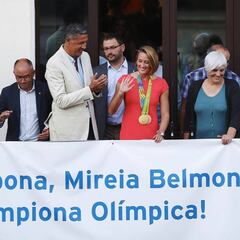 1.000 personas reciben a Mireia Belmonte en Badalona