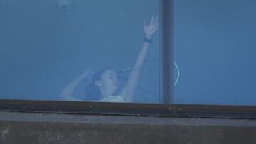 Una tenista entrena en su habitaci&oacute;n durante la cuarentena del Open de Australia en un hotel en Melbourne.