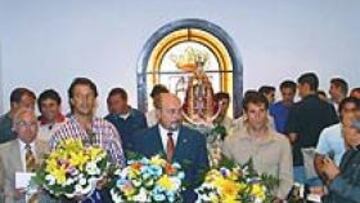 <b>CON LA PATRONA. </b>El club cumplió con la tradicional ofrenda a la Virgen en plena feria manchega.