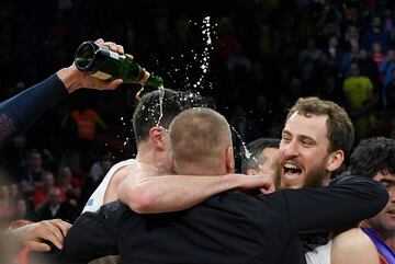 Sergio Rodríguez celebró la victoria con sus compañeros.