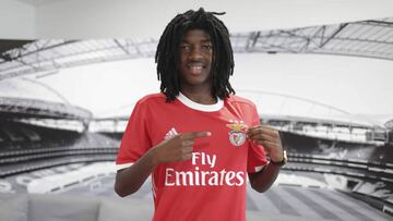 El centrocampista del Benfica, David Tavares, durante su presentación.