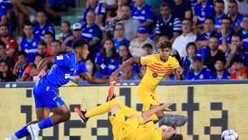 GETAFE (MADRID), 13/08/2023.- El centrocampista del FC Barcelona Gavi (suelo) cae al suelo ante su compañero Lamine Yamal (d) y el rival del Getafe Carles Aleñá (i) durante el partido de la primera jornada de LaLiga que disputan este domingo en el Coliseum Alfonso Pérez. EFE/ Zipi