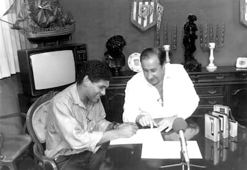 Jesús Gil durante la firma de contrato de Donato en la temporada 1988-89.