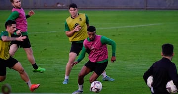 Dallisson, del Rayo Cantabria, entrenando con el primer equipo del Racing.