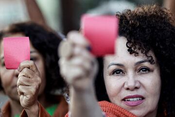 Una multitud se han manifestado frente a la Embajada de España en Brasilia, capital de Brasil, para denunciar el racismo con motivo del 'Caso Vinicius'.