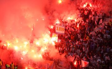 La afición del Marsella encendió el campo con bengalas