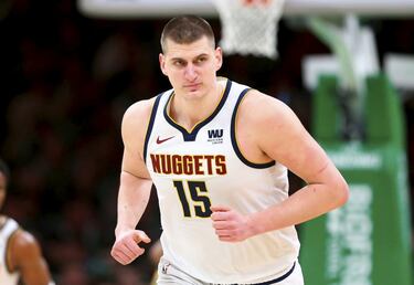 El serbio es otra de las rara avis que han explotado en la NBA. Es un ala-pívot de 213 centímetros capaz de jugar como un base, de ver como un base, de subir el balón como un base. Sus condiciones físicas (nunca muy delgado, que digamos) no le han impedido dominar la zona rival y ser un líder para Denver Nuggets, que lo eligió en el pick 41, en la segunda ronda. Después de asentar al equipo en los playoffs las últimas temporadas, su objetivo este curso es dar un paso más y luchar por alcanzar las Finales de la NBA en una Conferencia Oeste hostil y muy, pero que muy difícil.