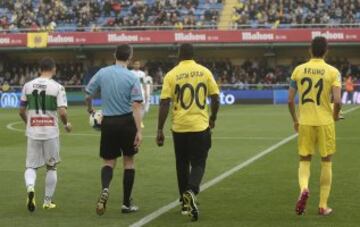 El velocista estadounidense, Justin Gatlin, campeón olímpico de 100 metros en Atenas 2004, con la camiseta del Villarreal, tras realizar el saque de honor previo al encuentro Villarreal-Elche, que se disputa en el campo de El Madrigal.