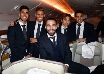 Asensio, Llorente, Carvajal, Modric y Reguilón dentro del avión.